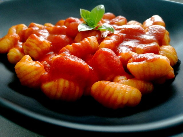 Novi video recept – Valjušci u umaku od pancete, luka i rajčice – Gnocchi Amatriciana