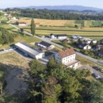 Pogled iz zraka na vinariju Vitus i novoobnovljenu kuriju iz 19 stoljeca